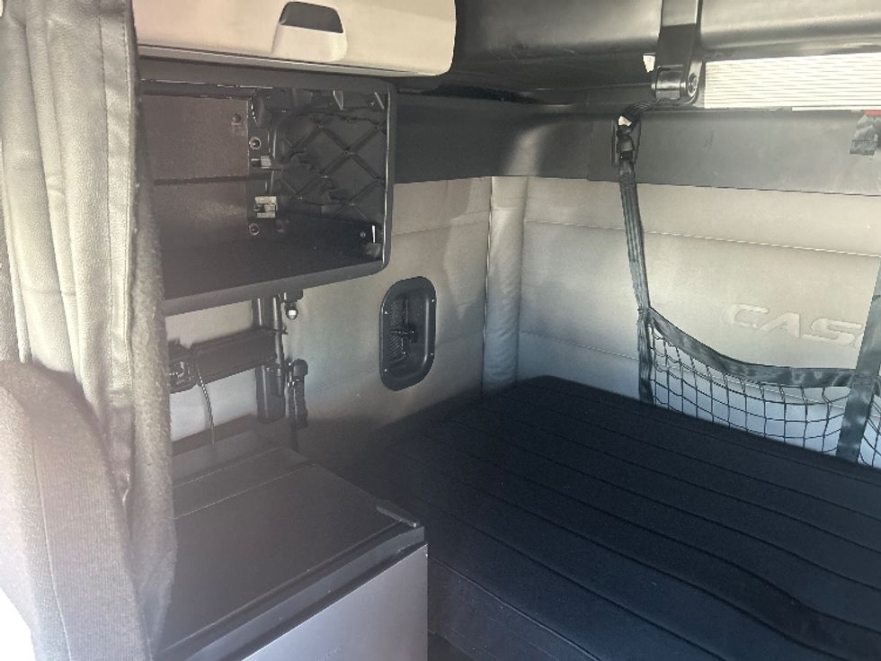 Sleeper Tractor-Heavy Duty Tractors-Freightliner-2021-T12664ST-Ontario-CA-579,128\n\t\tmiles-$ 63,250 - Image 19