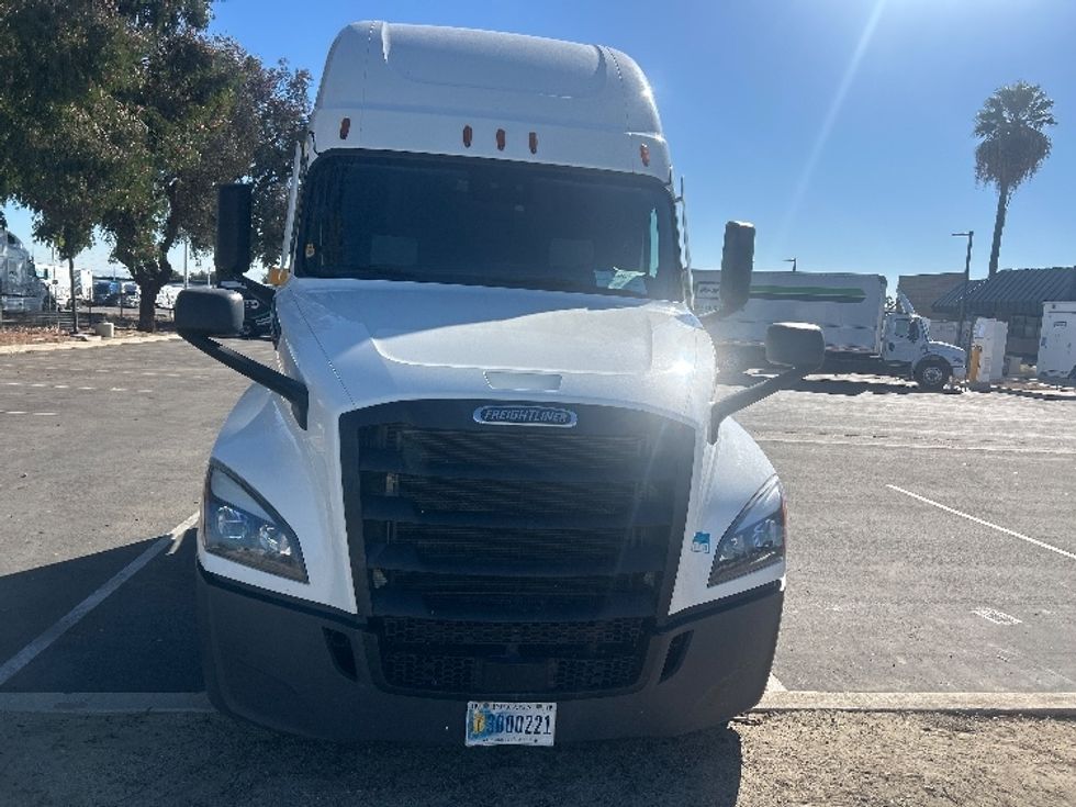 Sleeper Tractor-Heavy Duty Tractors-Freightliner-2021-T12664ST-Ontario-CA-579,128\n\t\tmiles-$ 63,250 - Image 2