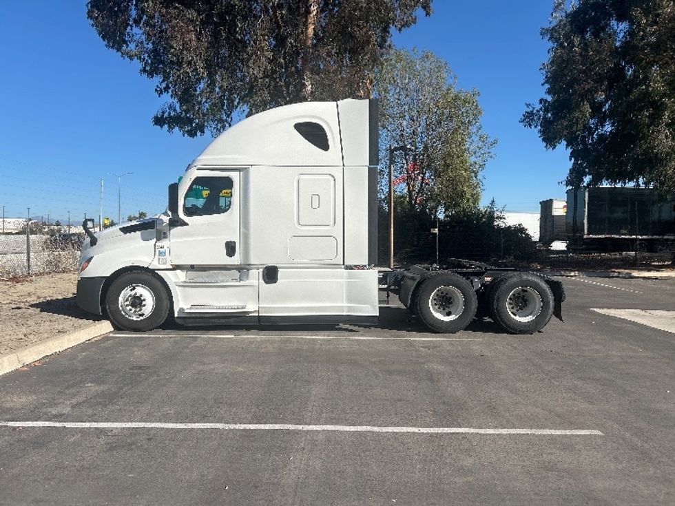 Sleeper Tractor-Heavy Duty Tractors-Freightliner-2021-T12664ST-Ontario-CA-579,128\n\t\tmiles-$ 63,250 - Image 4
