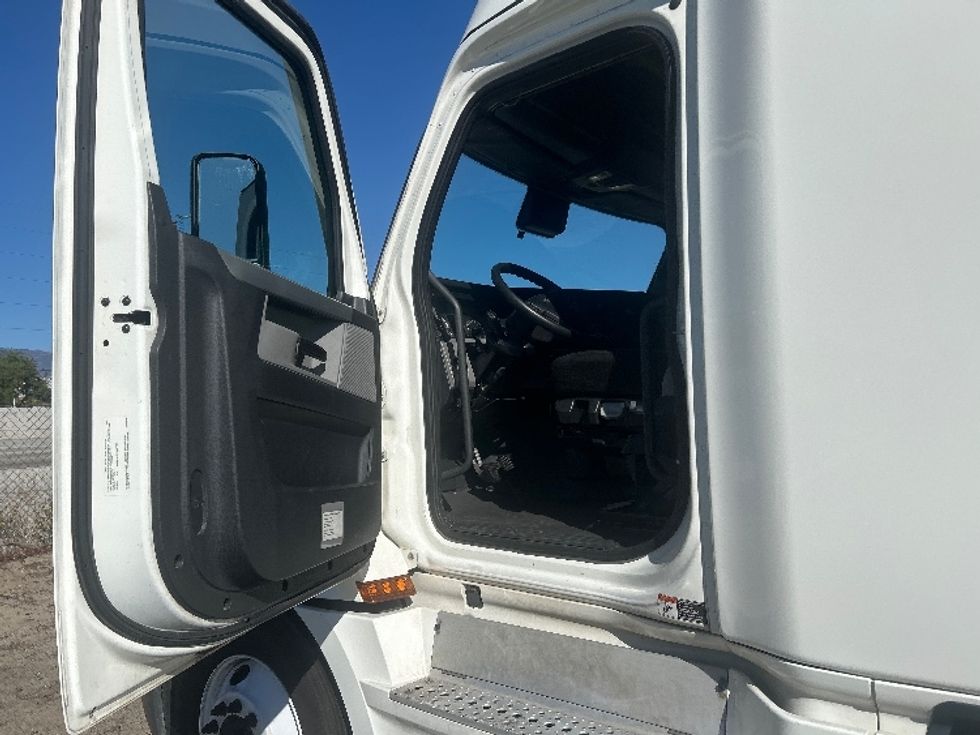 Sleeper Tractor-Heavy Duty Tractors-Freightliner-2021-T12664ST-Ontario-CA-579,128\n\t\tmiles-$ 63,250 - Image 9