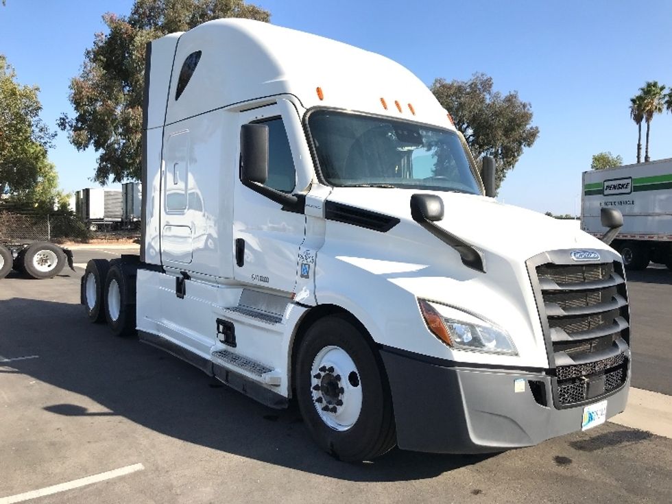 Sleeper Tractor-Heavy Duty Tractors-Freightliner-2021-T12664ST-Ontario-CA-605,308\n\t\tmiles-$ 61,750 - Image 1
