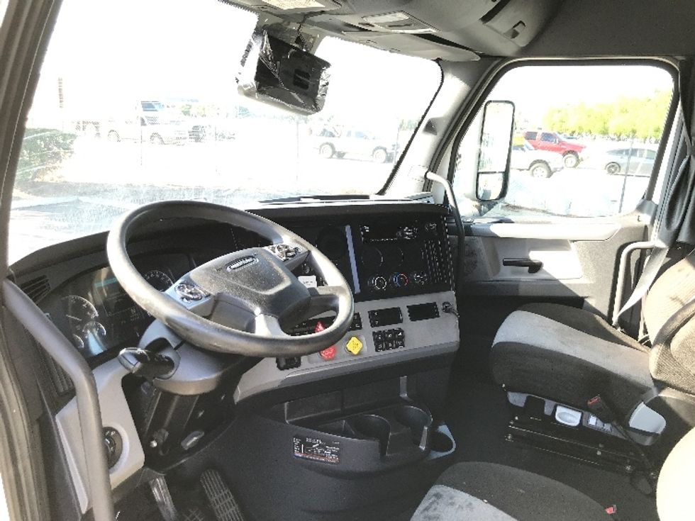 Sleeper Tractor-Heavy Duty Tractors-Freightliner-2021-T12664ST-Ontario-CA-605,308\n\t\tmiles-$ 61,750 - Image 10