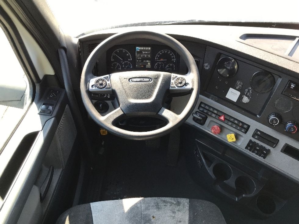 Sleeper Tractor-Heavy Duty Tractors-Freightliner-2021-T12664ST-Ontario-CA-605,308\n\t\tmiles-$ 61,750 - Image 11