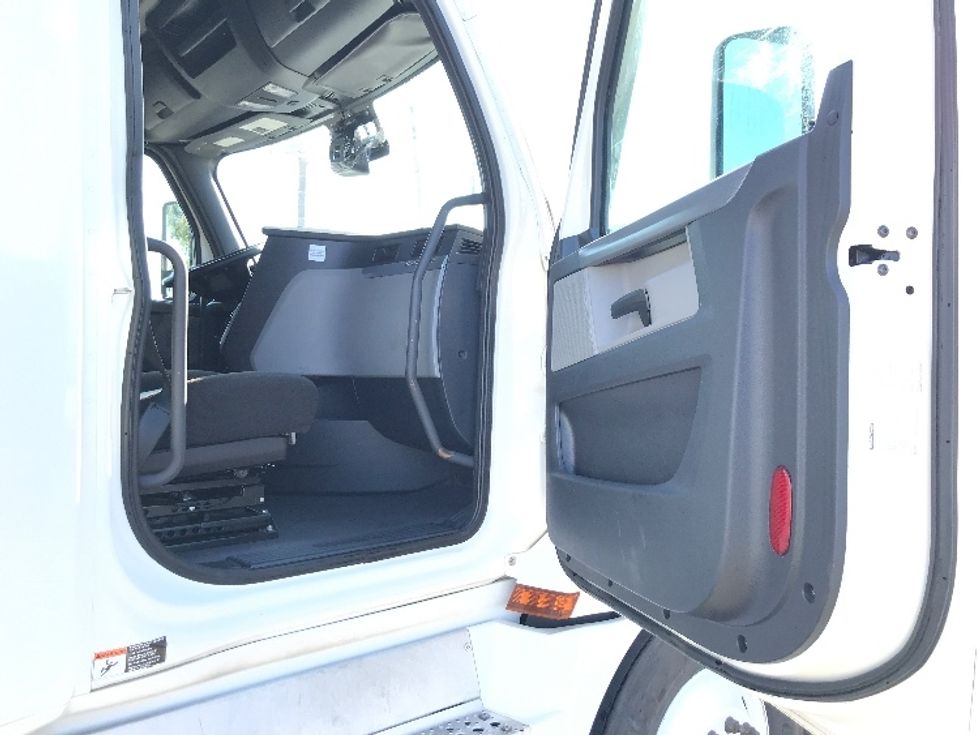 Sleeper Tractor-Heavy Duty Tractors-Freightliner-2021-T12664ST-Ontario-CA-605,308\n\t\tmiles-$ 61,750 - Image 13