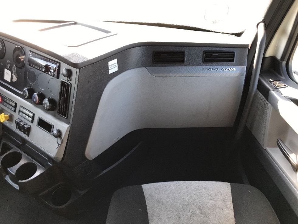 Sleeper Tractor-Heavy Duty Tractors-Freightliner-2021-T12664ST-Ontario-CA-605,308\n\t\tmiles-$ 61,750 - Image 14