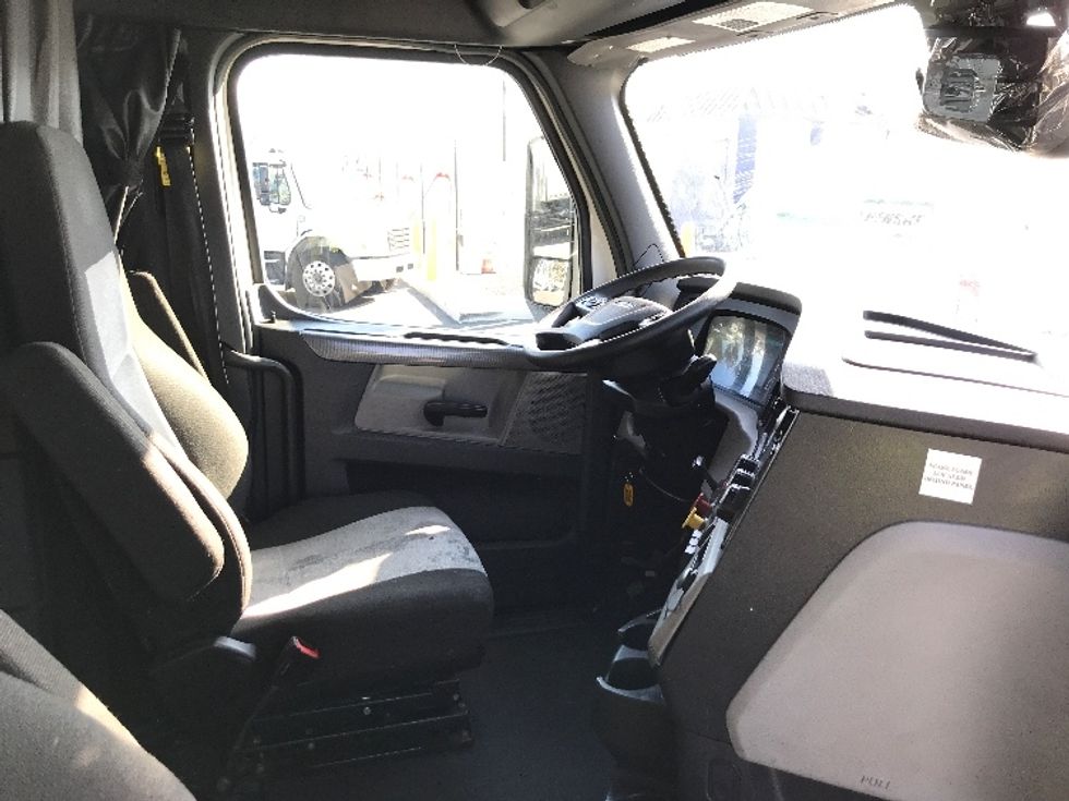 Sleeper Tractor-Heavy Duty Tractors-Freightliner-2021-T12664ST-Ontario-CA-605,308\n\t\tmiles-$ 61,750 - Image 15