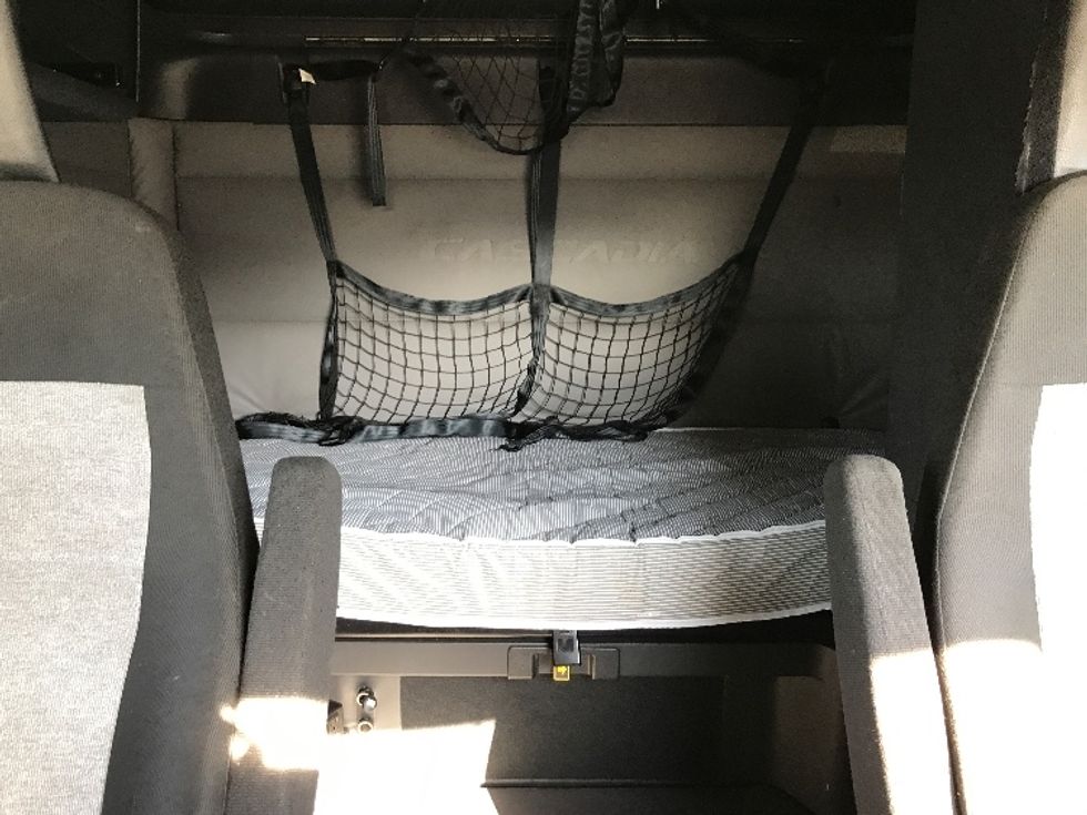 Sleeper Tractor-Heavy Duty Tractors-Freightliner-2021-T12664ST-Ontario-CA-605,308\n\t\tmiles-$ 61,750 - Image 16