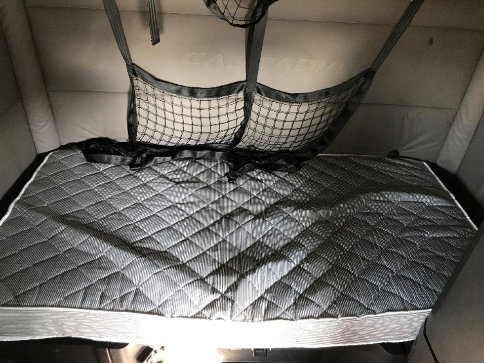 Sleeper Tractor-Heavy Duty Tractors-Freightliner-2021-T12664ST-Ontario-CA-605,308\n\t\tmiles-$ 61,750 - Image 17