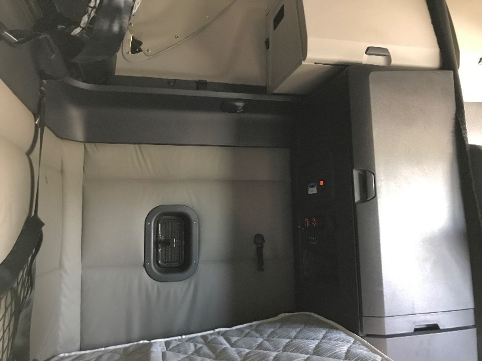 Sleeper Tractor-Heavy Duty Tractors-Freightliner-2021-T12664ST-Ontario-CA-605,308\n\t\tmiles-$ 61,750 - Image 18