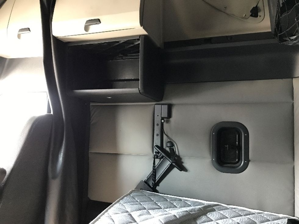 Sleeper Tractor-Heavy Duty Tractors-Freightliner-2021-T12664ST-Ontario-CA-605,308\n\t\tmiles-$ 61,750 - Image 19