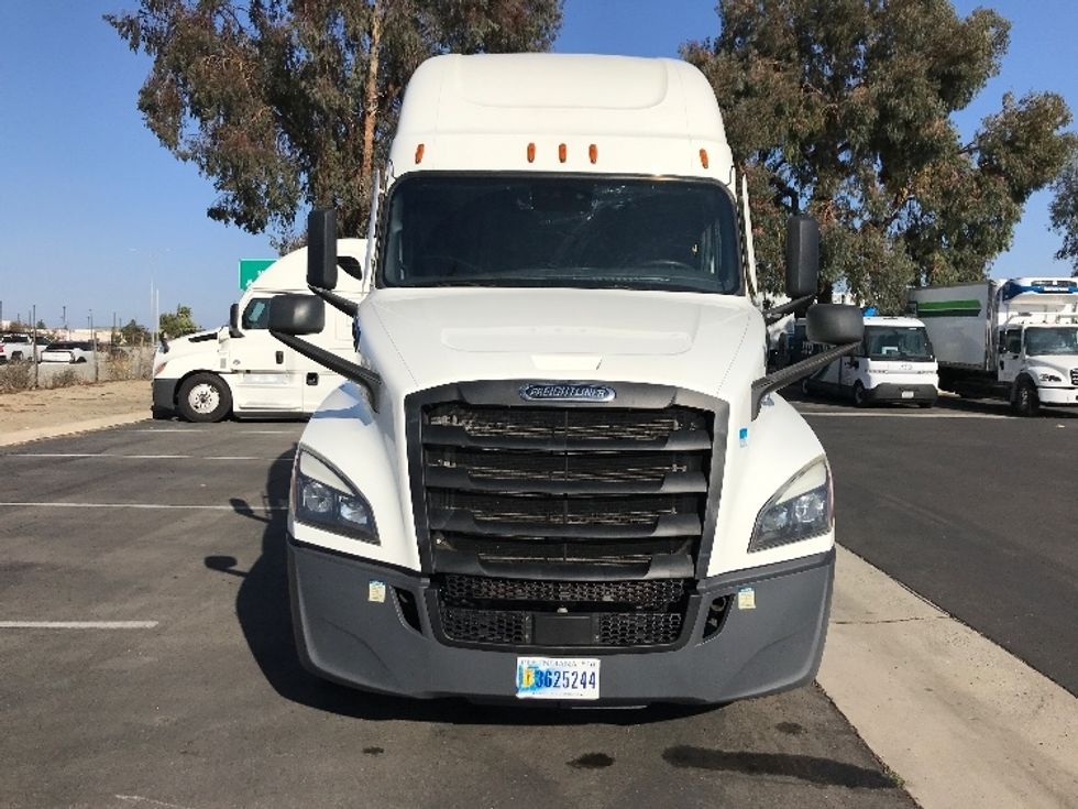 Sleeper Tractor-Heavy Duty Tractors-Freightliner-2021-T12664ST-Ontario-CA-605,308\n\t\tmiles-$ 61,750 - Image 2
