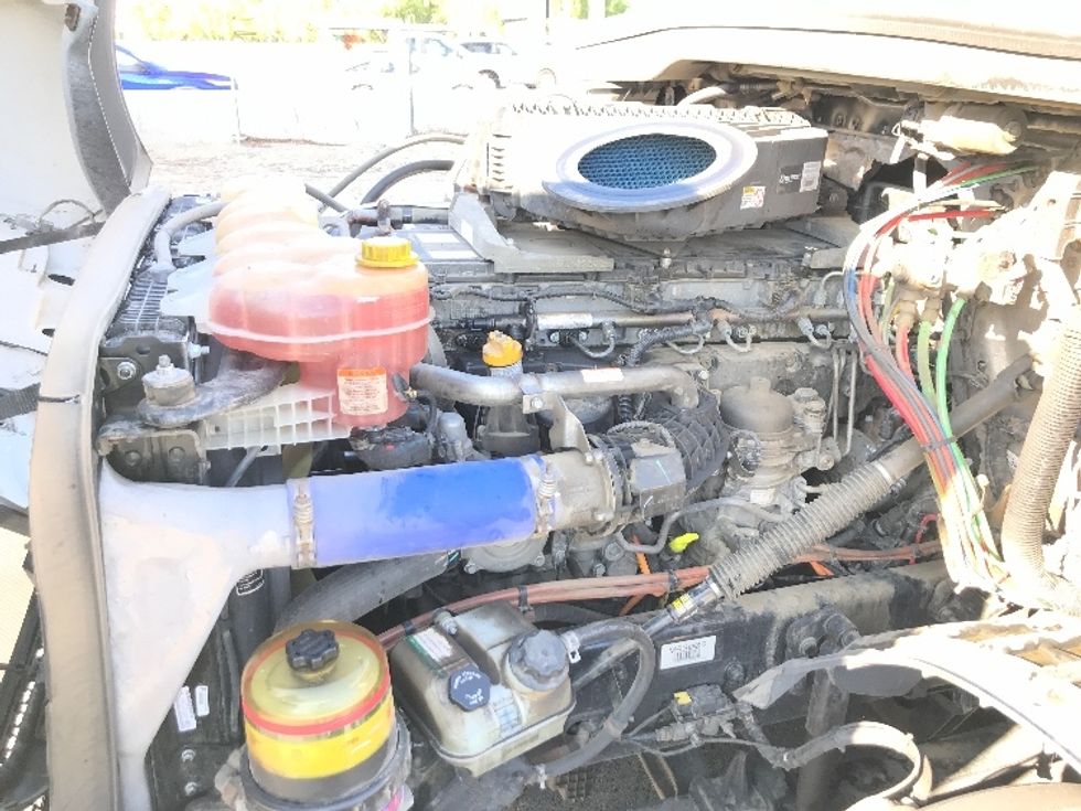 Sleeper Tractor-Heavy Duty Tractors-Freightliner-2021-T12664ST-Ontario-CA-605,308\n\t\tmiles-$ 61,750 - Image 21