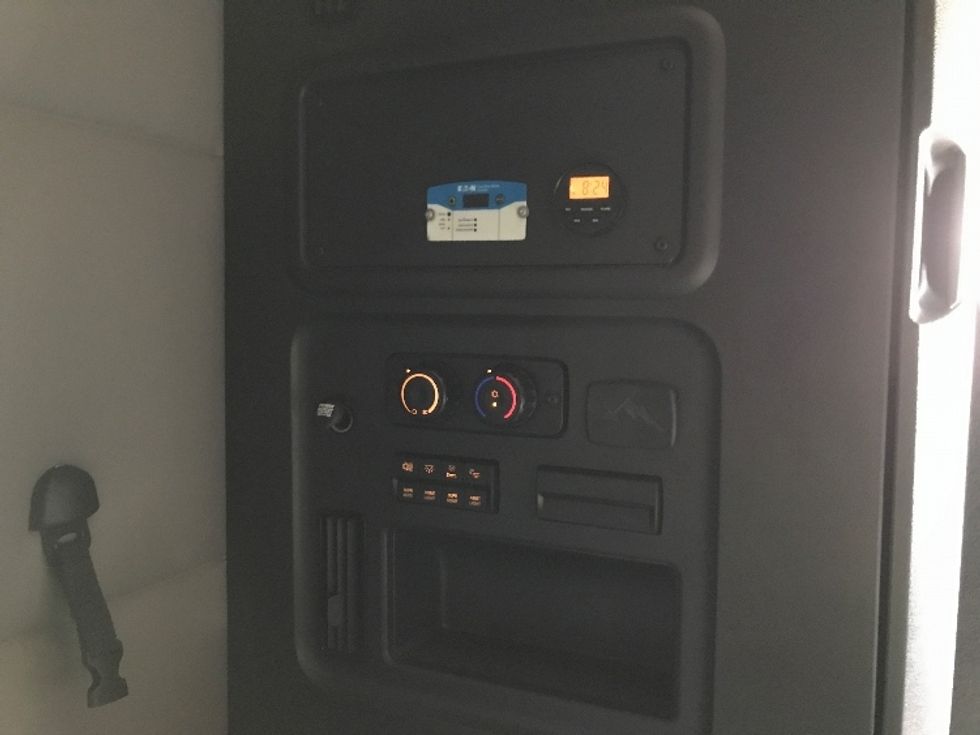 Sleeper Tractor-Heavy Duty Tractors-Freightliner-2021-T12664ST-Ontario-CA-605,308\n\t\tmiles-$ 61,750 - Image 22