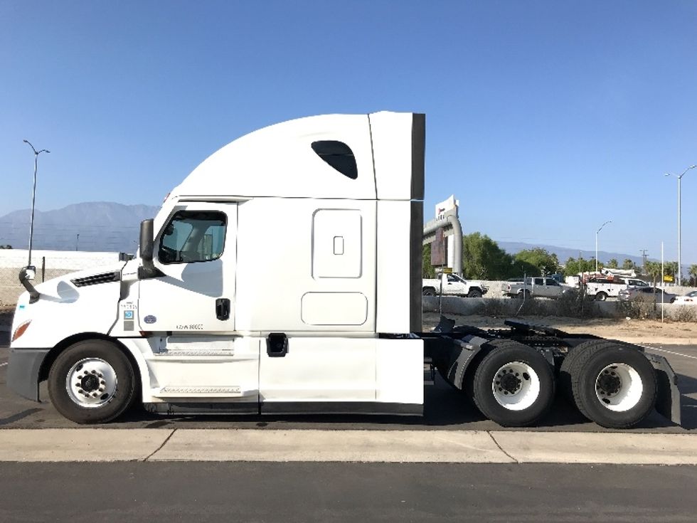 Sleeper Tractor-Heavy Duty Tractors-Freightliner-2021-T12664ST-Ontario-CA-605,308\n\t\tmiles-$ 61,750 - Image 4