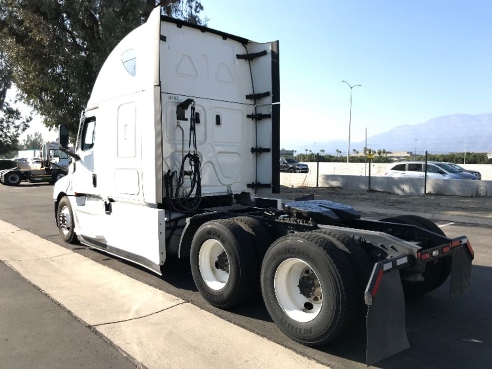 Sleeper Tractor-Heavy Duty Tractors-Freightliner-2021-T12664ST-Ontario-CA-605,308\n\t\tmiles-$ 61,750 - Image 5