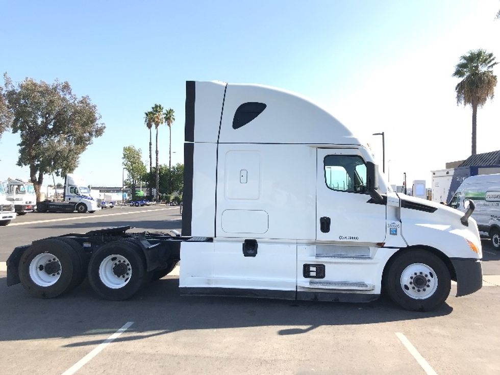 Sleeper Tractor-Heavy Duty Tractors-Freightliner-2021-T12664ST-Ontario-CA-605,308\n\t\tmiles-$ 61,750 - Image 8