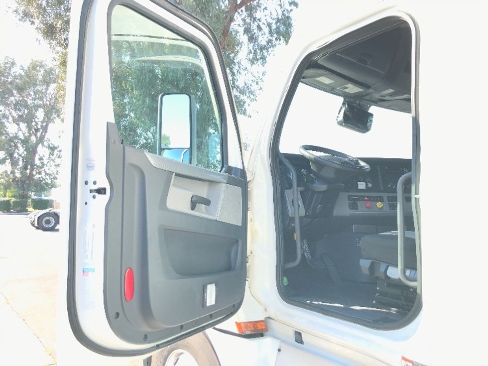 Sleeper Tractor-Heavy Duty Tractors-Freightliner-2021-T12664ST-Ontario-CA-605,308\n\t\tmiles-$ 61,750 - Image 9