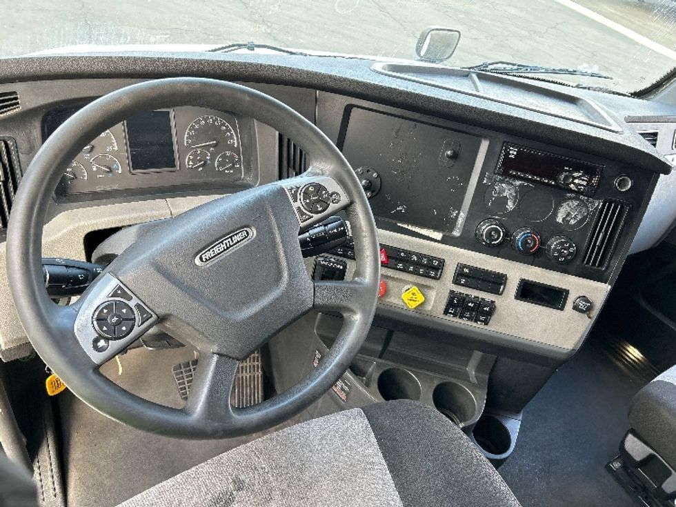 Sleeper Tractor-Heavy Duty Tractors-Freightliner-2021-T12664ST-Ontario-CA-628,305\n\t\tmiles-$ 66,250 - Image 11