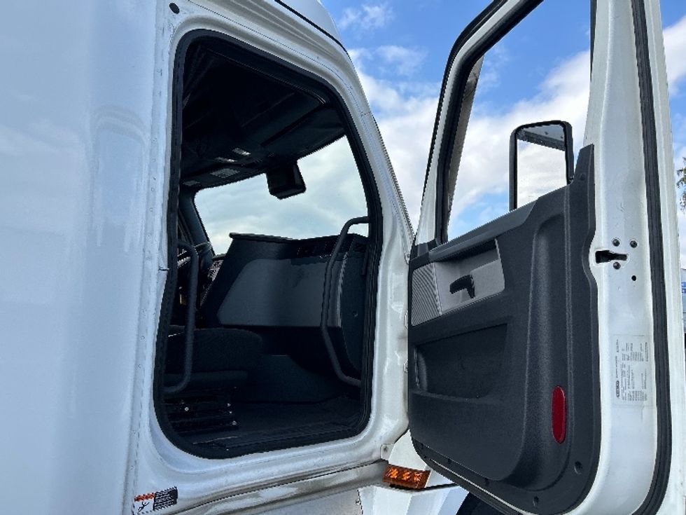 Sleeper Tractor-Heavy Duty Tractors-Freightliner-2021-T12664ST-Ontario-CA-628,305\n\t\tmiles-$ 66,250 - Image 13