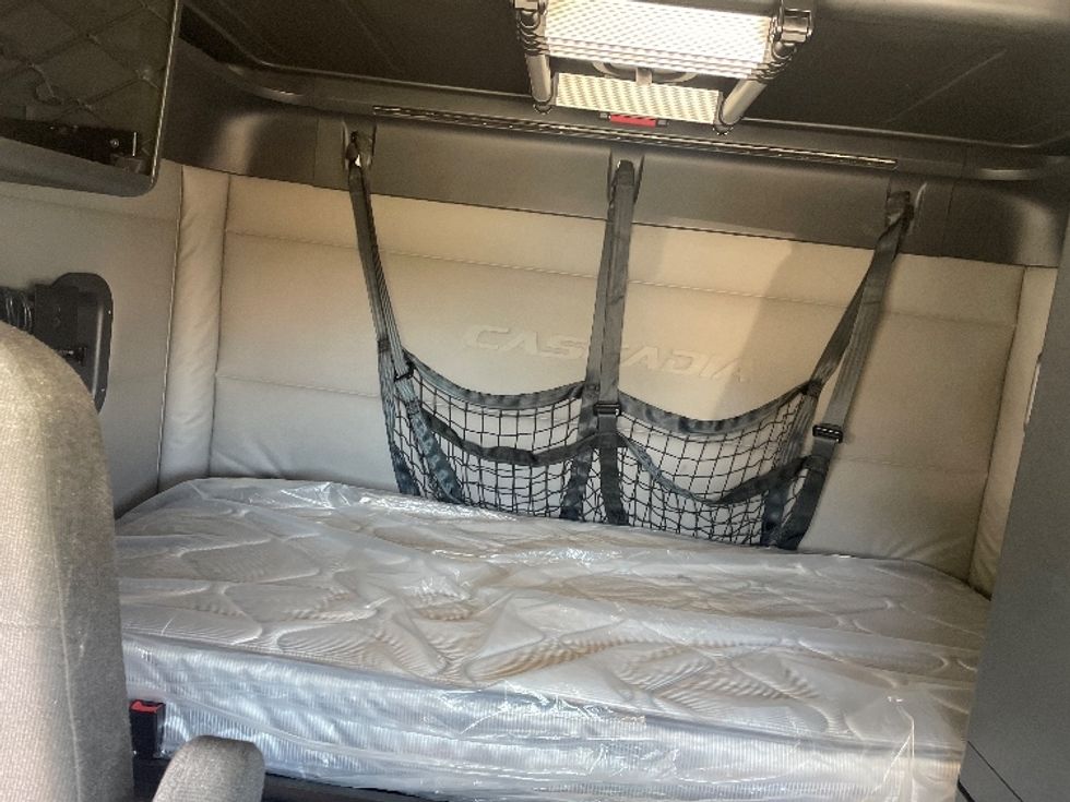 Sleeper Tractor-Heavy Duty Tractors-Freightliner-2021-T12664ST-Ontario-CA-628,305\n\t\tmiles-$ 66,250 - Image 16