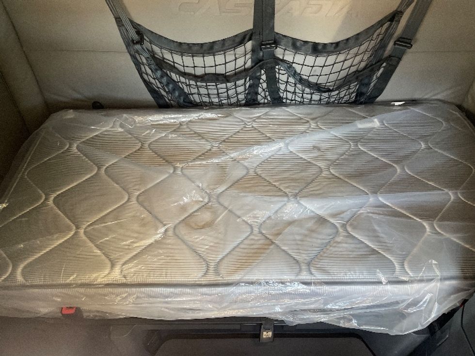 Sleeper Tractor-Heavy Duty Tractors-Freightliner-2021-T12664ST-Ontario-CA-628,305\n\t\tmiles-$ 66,250 - Image 17