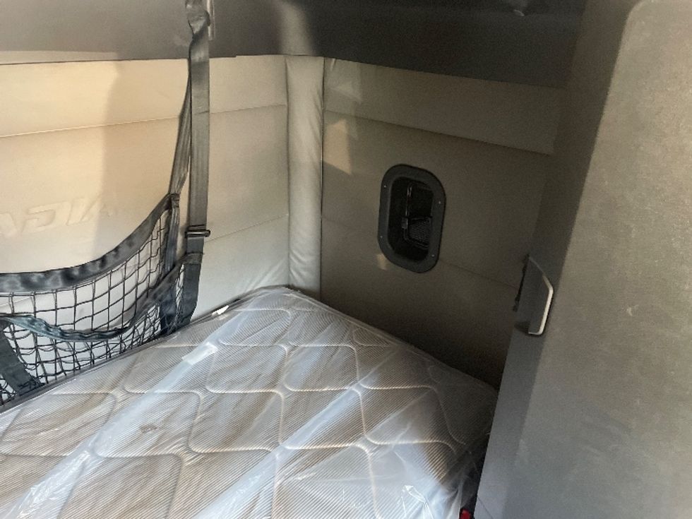 Sleeper Tractor-Heavy Duty Tractors-Freightliner-2021-T12664ST-Ontario-CA-628,305\n\t\tmiles-$ 66,250 - Image 18