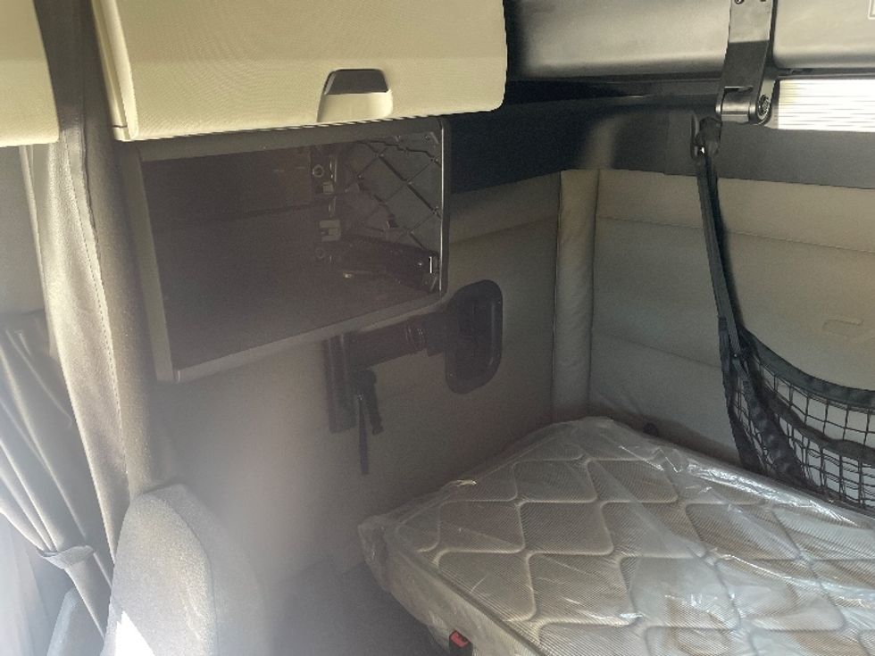 Sleeper Tractor-Heavy Duty Tractors-Freightliner-2021-T12664ST-Ontario-CA-628,305\n\t\tmiles-$ 66,250 - Image 19