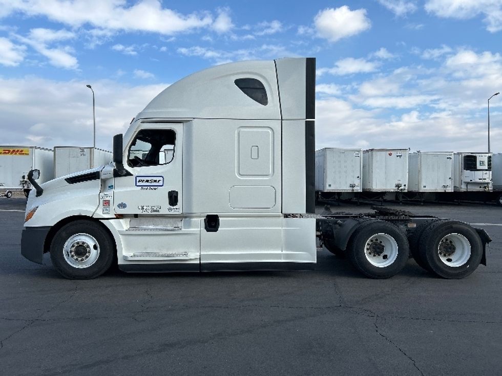 Sleeper Tractor-Heavy Duty Tractors-Freightliner-2021-T12664ST-Ontario-CA-628,305\n\t\tmiles-$ 66,250 - Image 4