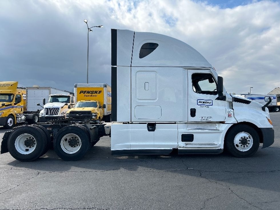 Sleeper Tractor-Heavy Duty Tractors-Freightliner-2021-T12664ST-Ontario-CA-628,305\n\t\tmiles-$ 66,250 - Image 8