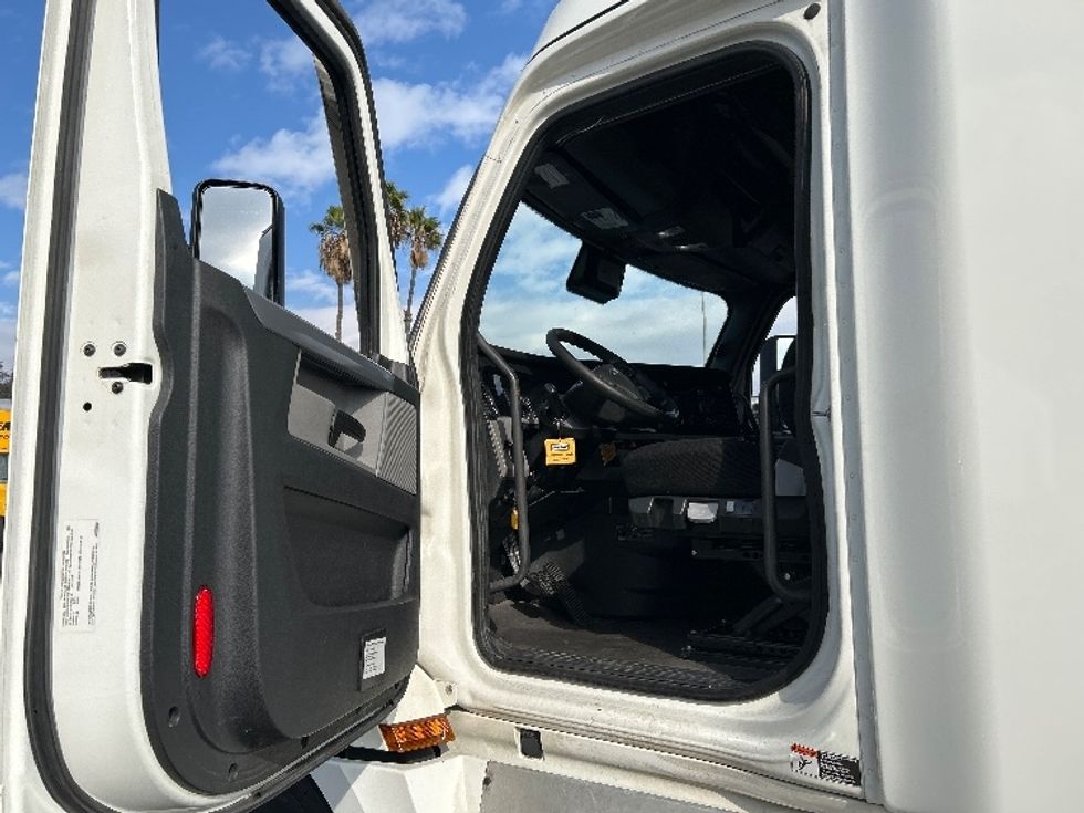 Sleeper Tractor-Heavy Duty Tractors-Freightliner-2021-T12664ST-Ontario-CA-628,305\n\t\tmiles-$ 66,250 - Image 9