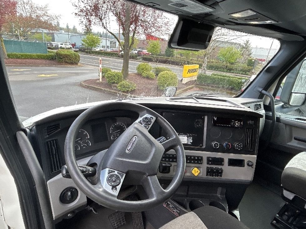 Sleeper Tractor-Heavy Duty Tractors-Freightliner-2021-T12664ST-Orlando-FL-527,479\n\t\tmiles-$ 61,000 - Image 11