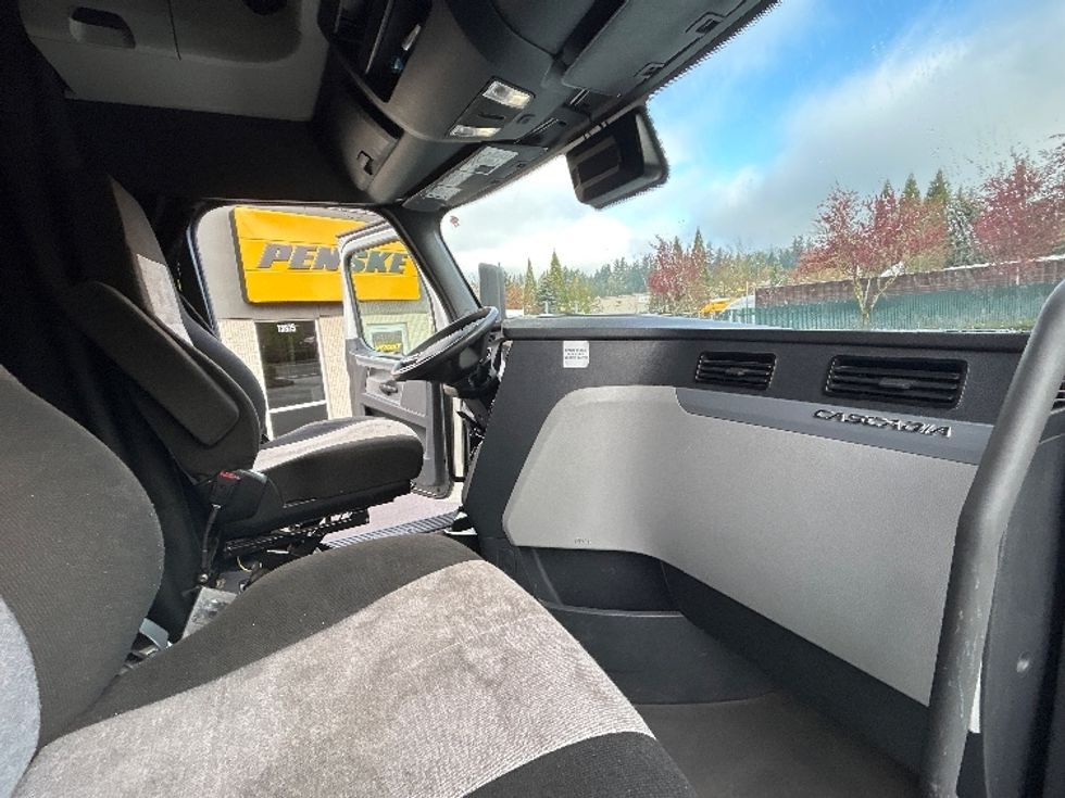 Sleeper Tractor-Heavy Duty Tractors-Freightliner-2021-T12664ST-Orlando-FL-527,479\n\t\tmiles-$ 61,000 - Image 15