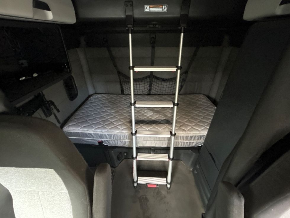 Sleeper Tractor-Heavy Duty Tractors-Freightliner-2021-T12664ST-Orlando-FL-527,479\n\t\tmiles-$ 61,000 - Image 22