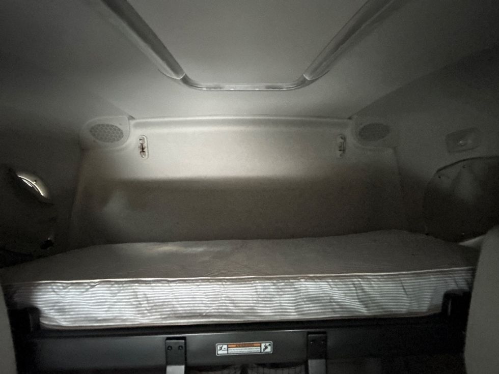 Sleeper Tractor-Heavy Duty Tractors-Freightliner-2021-T12664ST-Orlando-FL-527,479\n\t\tmiles-$ 61,000 - Image 23