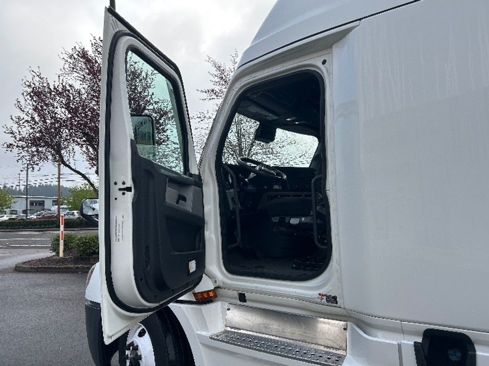 Sleeper Tractor-Heavy Duty Tractors-Freightliner-2021-T12664ST-Orlando-FL-527,479\n\t\tmiles-$ 61,000 - Image 9