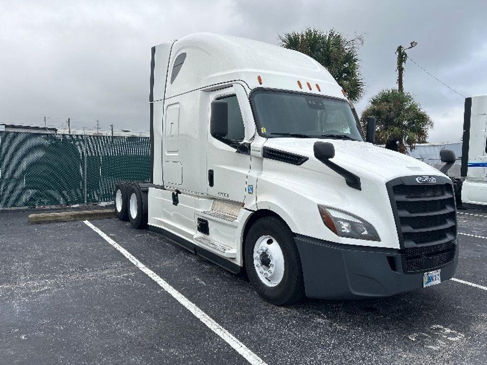 Sleeper Tractor-Heavy Duty Tractors-Freightliner-2021-T12664ST-Orlando-FL-558,873\n\t\tmiles-$ 59,250 - Image 1