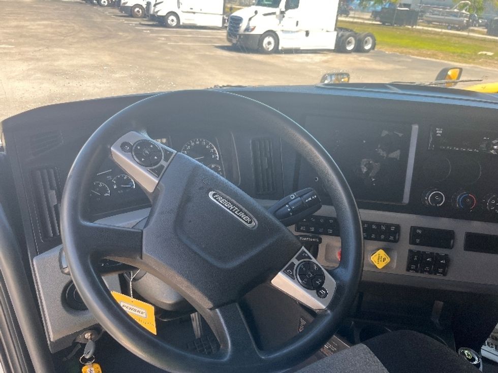 Sleeper Tractor-Heavy Duty Tractors-Freightliner-2021-T12664ST-Orlando-FL-558,873\n\t\tmiles-$ 59,250 - Image 11