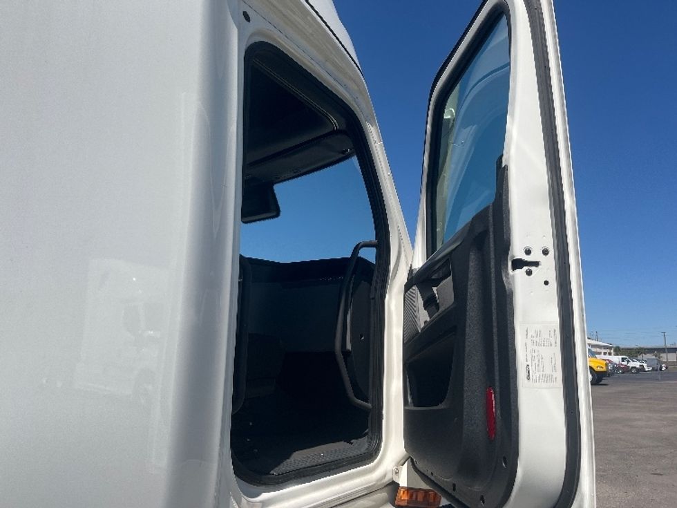 Sleeper Tractor-Heavy Duty Tractors-Freightliner-2021-T12664ST-Orlando-FL-558,873\n\t\tmiles-$ 59,250 - Image 13