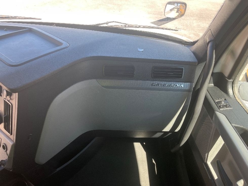 Sleeper Tractor-Heavy Duty Tractors-Freightliner-2021-T12664ST-Orlando-FL-558,873\n\t\tmiles-$ 59,250 - Image 14