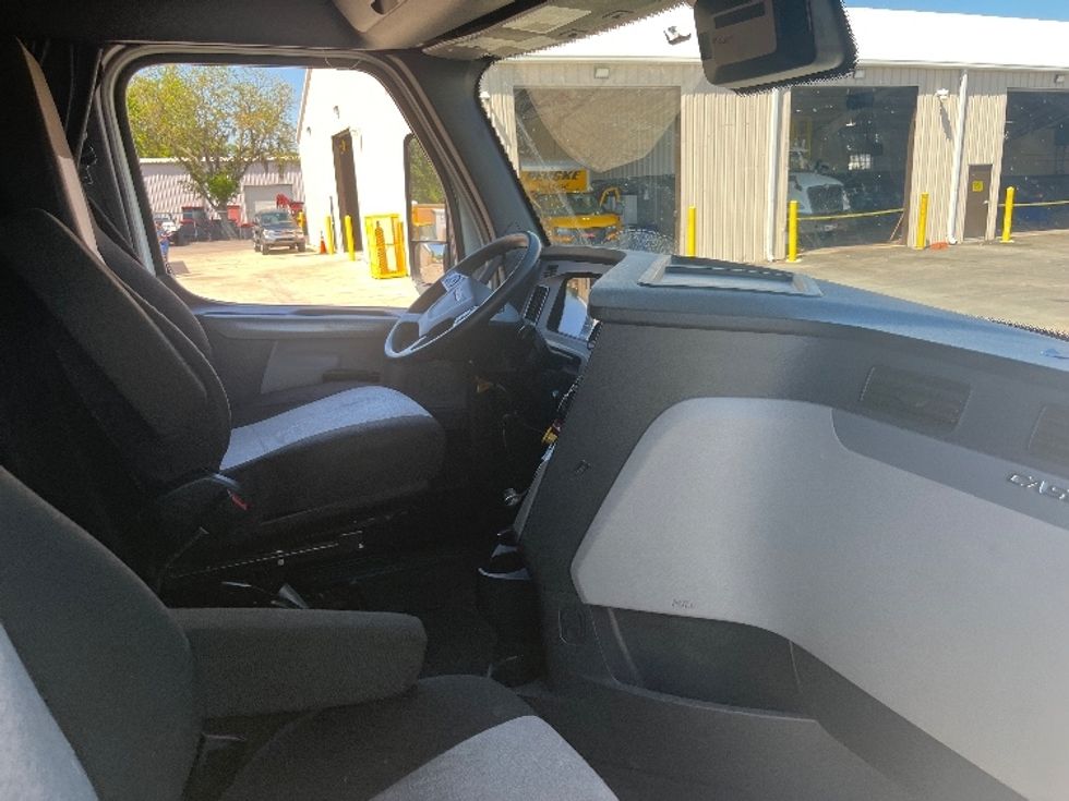 Sleeper Tractor-Heavy Duty Tractors-Freightliner-2021-T12664ST-Orlando-FL-558,873\n\t\tmiles-$ 59,250 - Image 15