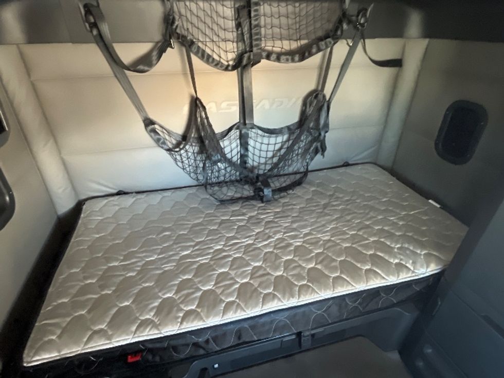 Sleeper Tractor-Heavy Duty Tractors-Freightliner-2021-T12664ST-Orlando-FL-558,873\n\t\tmiles-$ 59,250 - Image 17