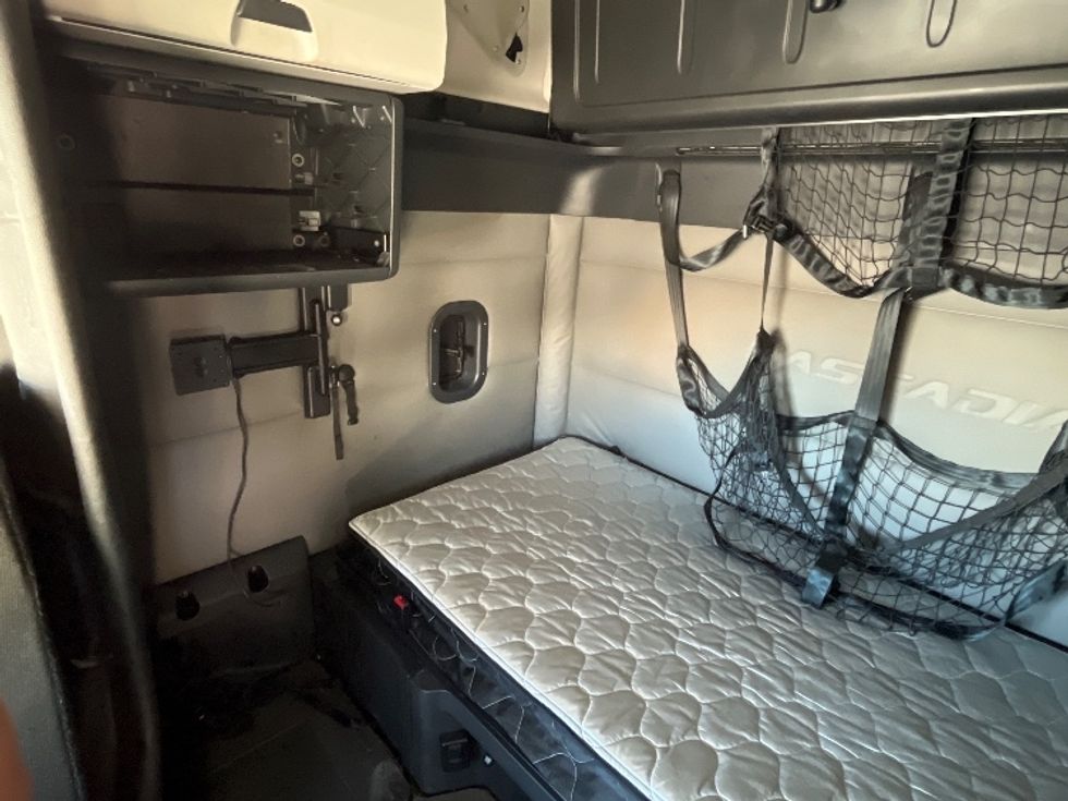 Sleeper Tractor-Heavy Duty Tractors-Freightliner-2021-T12664ST-Orlando-FL-558,873\n\t\tmiles-$ 59,250 - Image 19