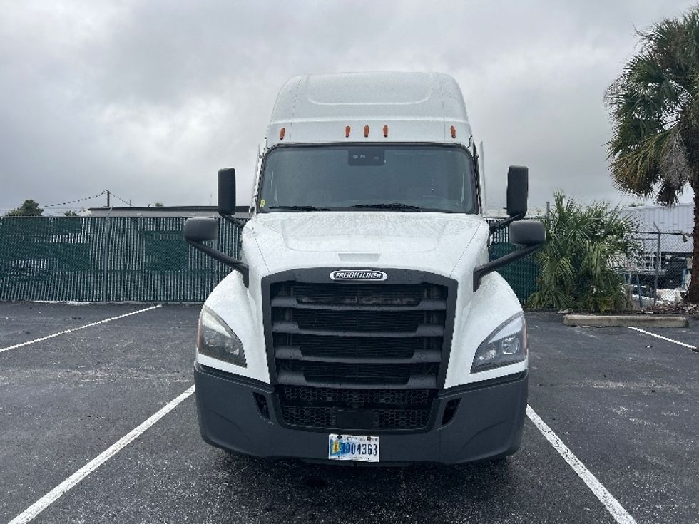 Sleeper Tractor-Heavy Duty Tractors-Freightliner-2021-T12664ST-Orlando-FL-558,873\n\t\tmiles-$ 59,250 - Image 2