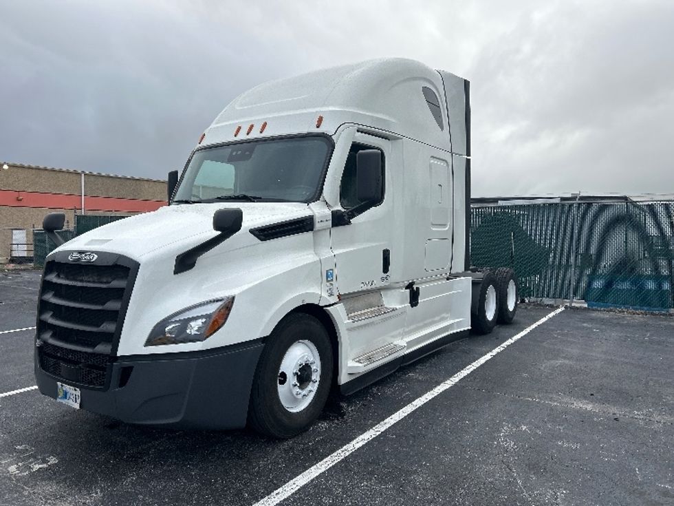 Sleeper Tractor-Heavy Duty Tractors-Freightliner-2021-T12664ST-Orlando-FL-558,873\n\t\tmiles-$ 59,250 - Image 3