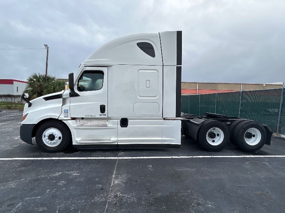 Sleeper Tractor-Heavy Duty Tractors-Freightliner-2021-T12664ST-Orlando-FL-558,873\n\t\tmiles-$ 59,250 - Image 4