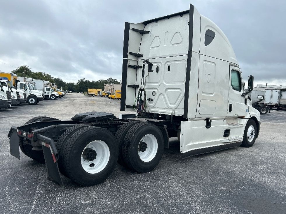 Sleeper Tractor-Heavy Duty Tractors-Freightliner-2021-T12664ST-Orlando-FL-558,873\n\t\tmiles-$ 59,250 - Image 7