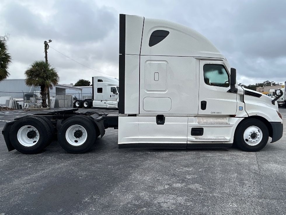Sleeper Tractor-Heavy Duty Tractors-Freightliner-2021-T12664ST-Orlando-FL-558,873\n\t\tmiles-$ 59,250 - Image 8