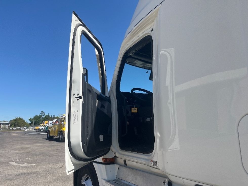 Sleeper Tractor-Heavy Duty Tractors-Freightliner-2021-T12664ST-Orlando-FL-558,873\n\t\tmiles-$ 59,250 - Image 9