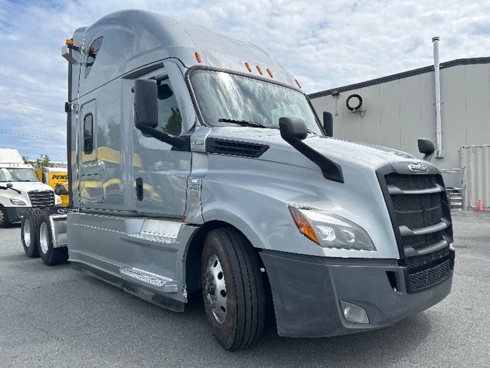 Sleeper Tractor-Heavy Duty Tractors-Freightliner-2021-T12664ST-Ottawa-ON-829,204\n\t\tkm-$ 77,000 - Image 1