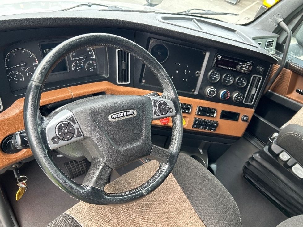 Sleeper Tractor-Heavy Duty Tractors-Freightliner-2021-T12664ST-Ottawa-ON-829,204\n\t\tkm-$ 77,000 - Image 10